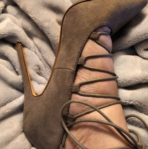 Gray lace-up heels in 7 1/2 - Picture 2 of 5
